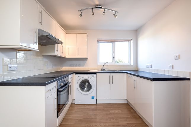 2 bed flat to rent in Badgers Close, Forest Hill OX33