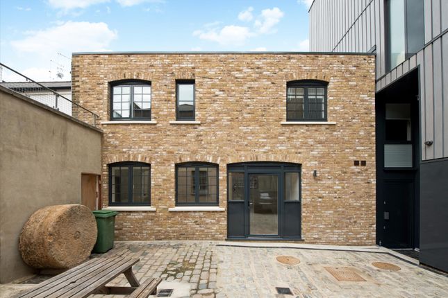 End terrace house for sale in Tyers Gate, London