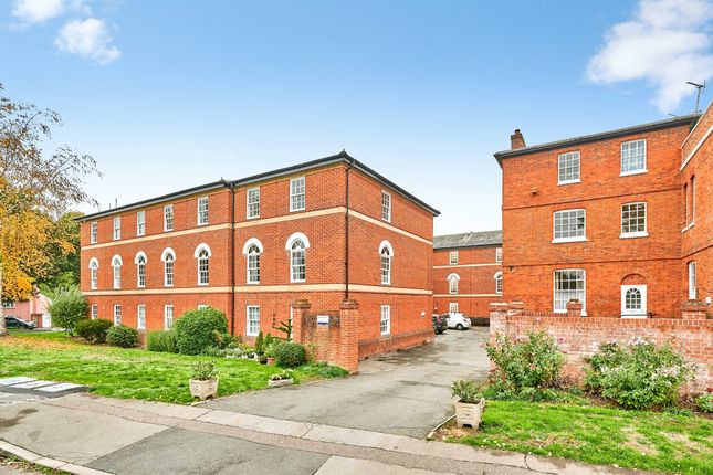 1-bed flat on Farmadine House, Saffron Walden, £72,500