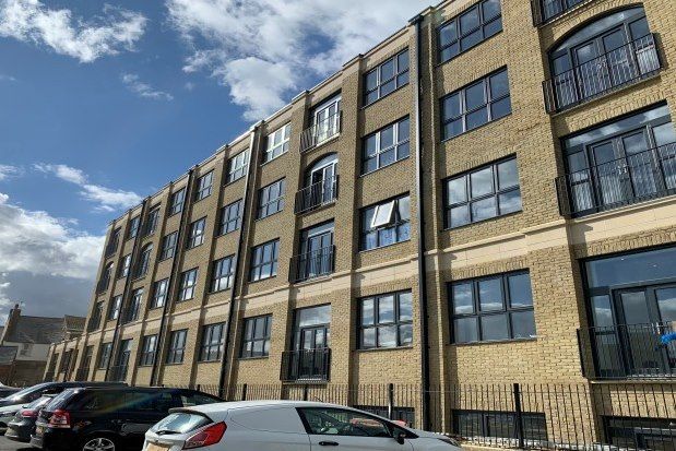 Flat to rent in Queensbridge Drive, Ramsgate