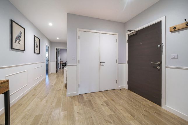 Flat for sale in Purbeck Gardens, London