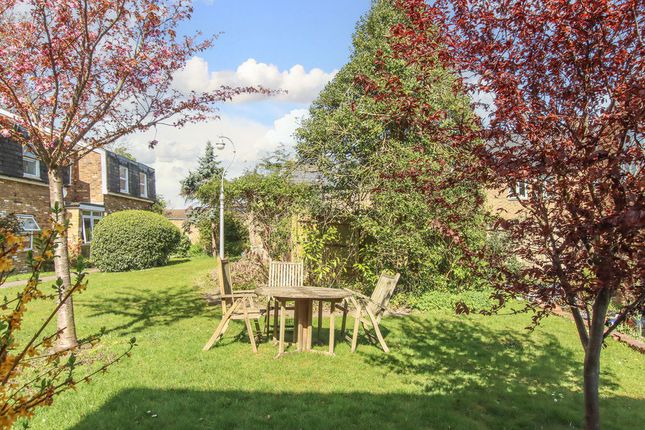 8, Mansard Close, Tring photo 4