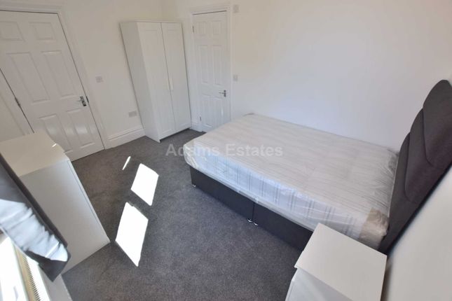 Thumbnail Room to rent in Room 4, Wokingham Road, Reading