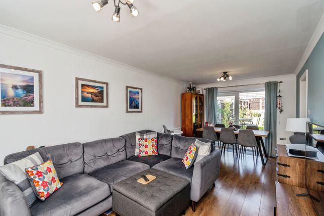 3, Smillie Place, Staffordshire photo 2