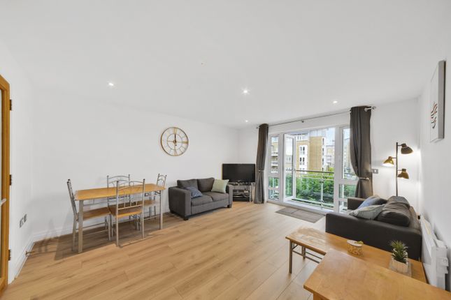 Flat to rent in St David's Square, Isle Of Dogs, London