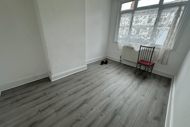 3 Bed Flat To Rent