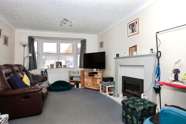 21, Fieldfare Drive, Peterborough photo 2