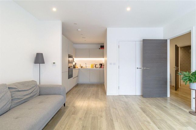 Flat for sale in Homer Road, London