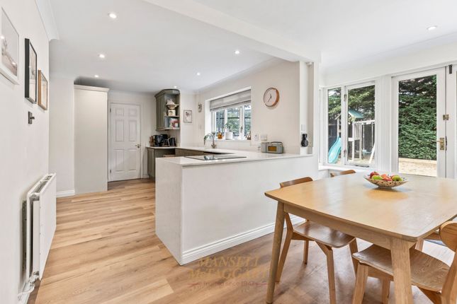 6 Edgar Close, Crawley photo 2