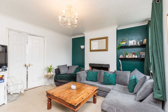 Thumbnail Flat for sale in Crawley Road, Horsham