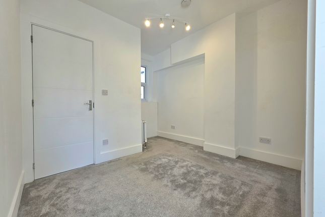 Flat 3, 15 Vaughan Road, London photo 4