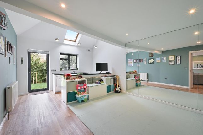 62, Horton Crescent, Epsom photo 4