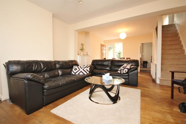 152, Walnut Tree Close, Surrey photo 2