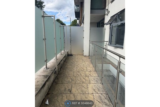 Flat, Burdett Road, London photo 5