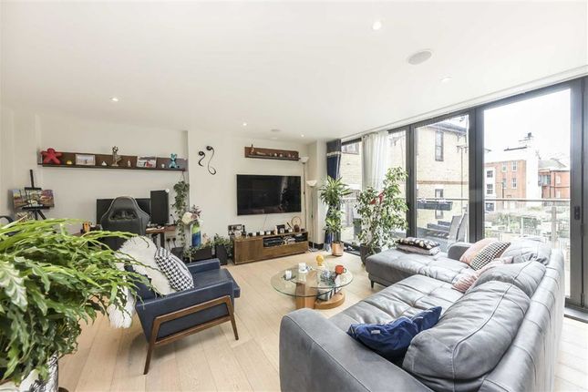 Flat for sale in Lancaster Street, London