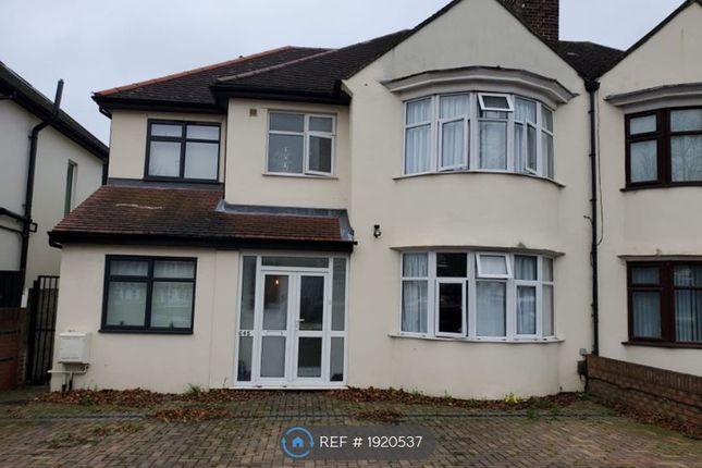 Room to rent in Great West Road, Isleworth