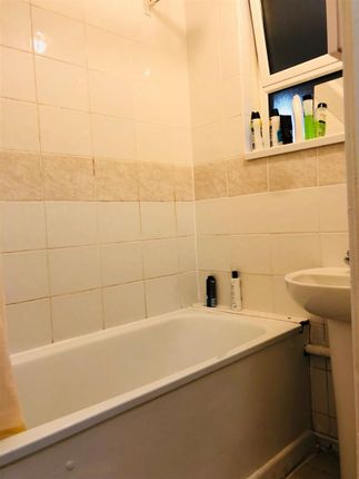 Room 2 81, Solander Gardens, London photo 2