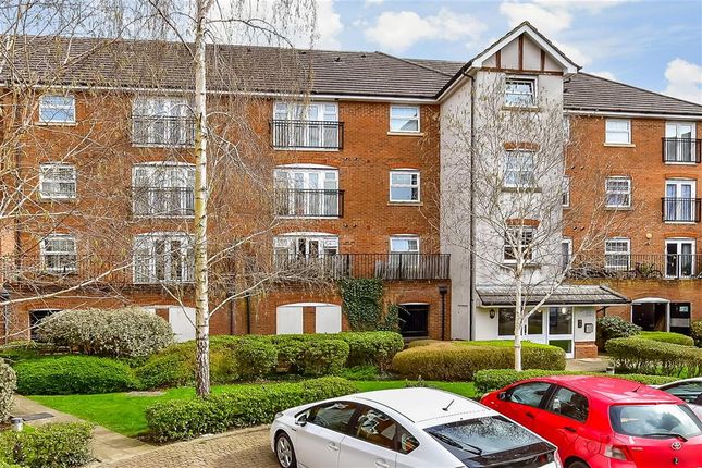 Flat for sale in Woodfield Road, Crawley, West Sussex