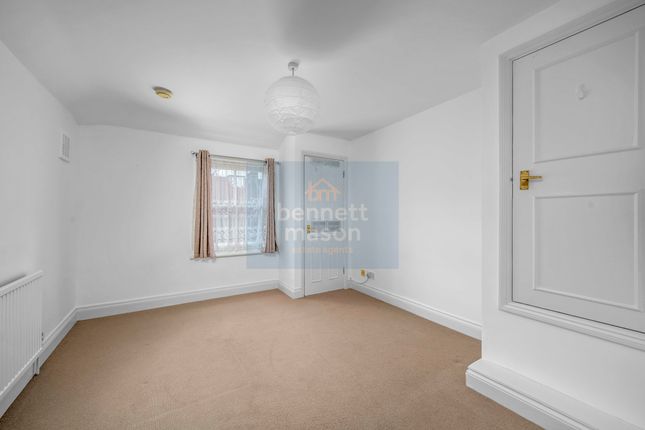 Flat to rent in Finsbury Park Road, London