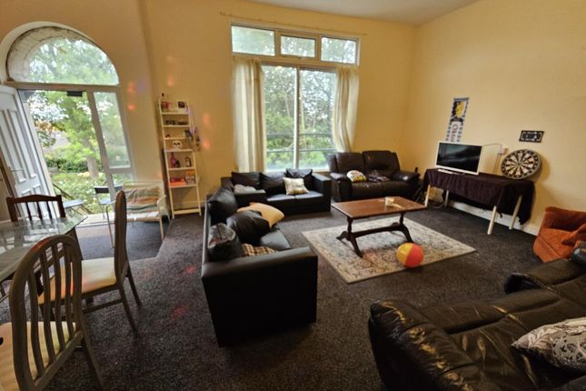 A Spacious And Well-Lit Contemporary Living Room F...