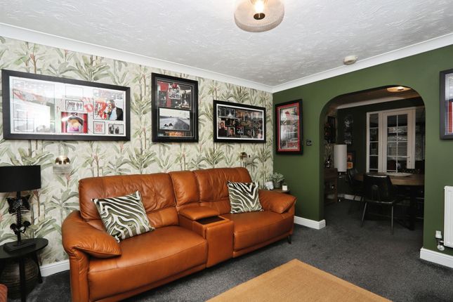 30, Clos Cwm Garw, Caerphilly photo 3