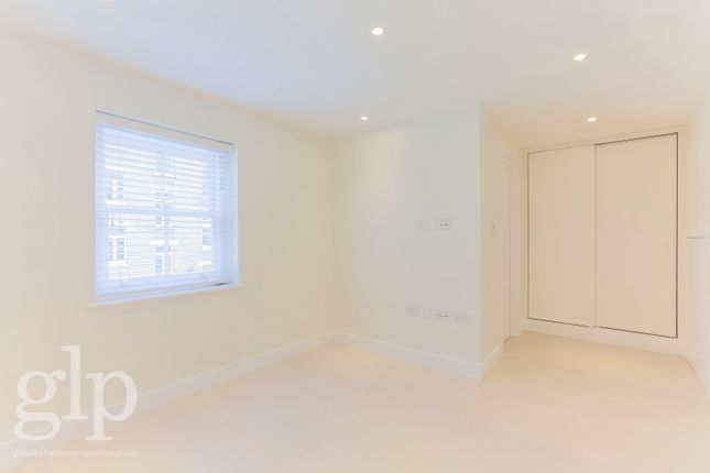 11A  Flat 3, Gerrard Street, London photo 2