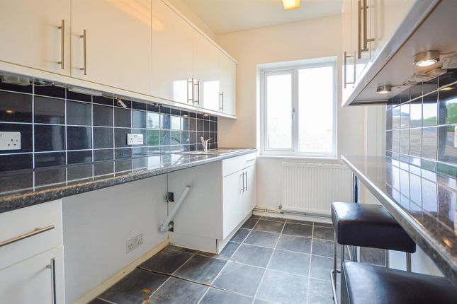 4, Whinney Moor Avenue, Wakefield photo 2