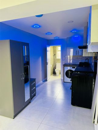 5, Scott Close, West Drayton photo 3
