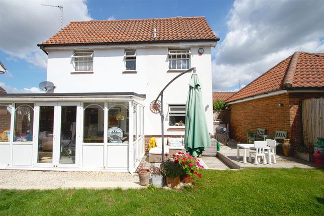 19, Bowfell Drive, Basildon photo 3