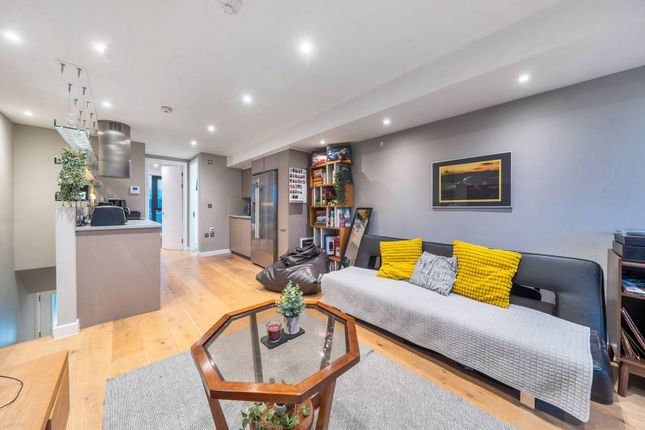 2-bed flat on Clifton Walk, Hammersmith, £600,000