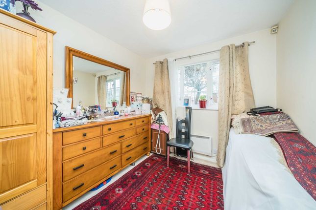 Flat for sale in Sigrist Square, Kingston Upon Thames