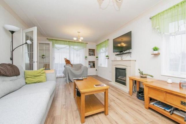 27, Oakleigh Residential Park, Clacton-on-Sea photo 4