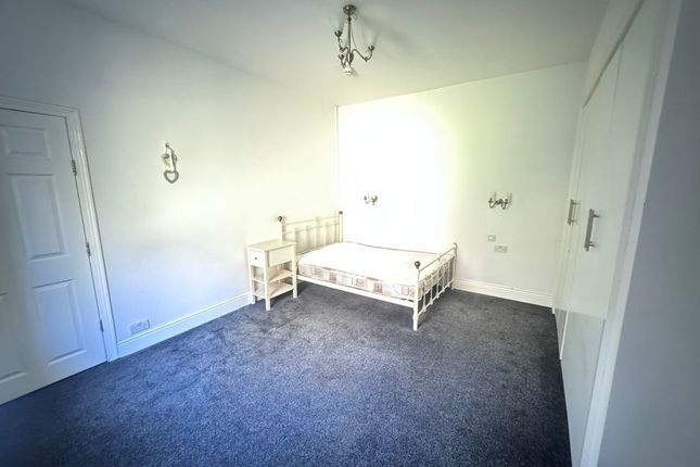 Room 6, 256,, Halifax Old Road, Huddersfield photo 4