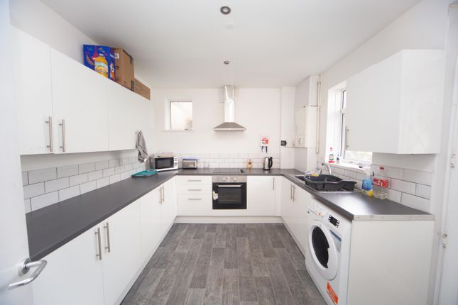 Thumbnail Room to rent in Aynho Place, Ebbw Vale