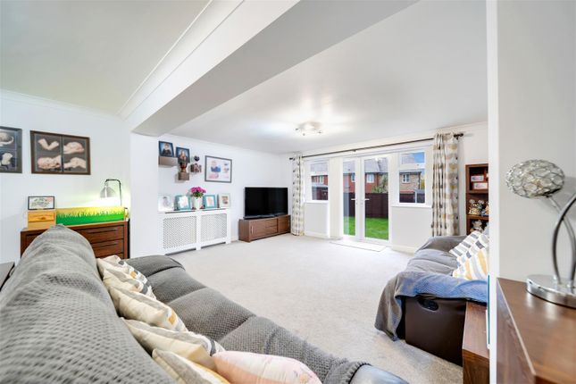 2, Burnet Close, Ipswich photo 2