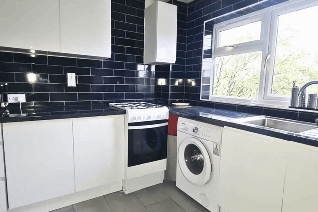 65, Sycamore Close, London photo 3