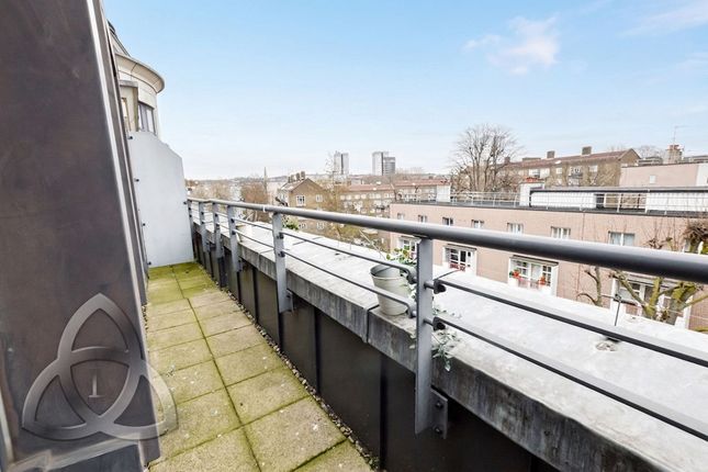 Flat 38, Regents Plaza Apts, London photo 4