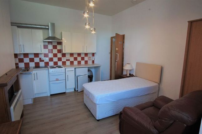 Thumbnail Flat to rent in Podsmead Road, Linden, Gloucester