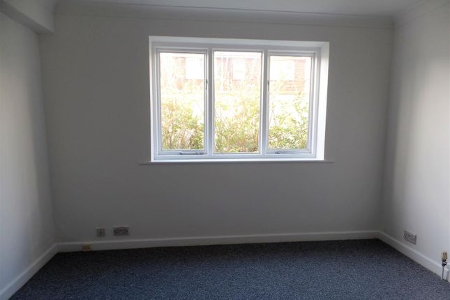 Flat to rent in Egremont Place, Brighton