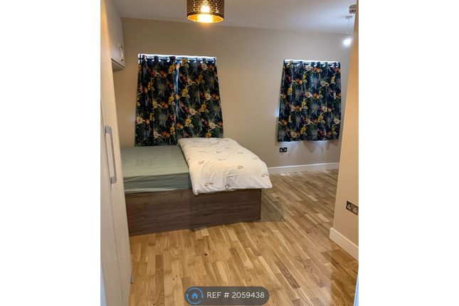 Room to rent in Stayton Road, Sutton