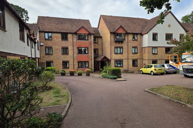 2-bed flat on Flat 13 Lakeside Pines, Barrs Avenue, New Milton, Hampshire, BH25 5GQ, £75,000