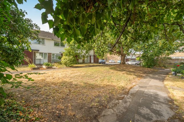 26, Waterside Way, Surrey photo 2
