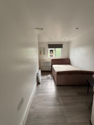 4, Gordon Gardens, Edgware photo 4