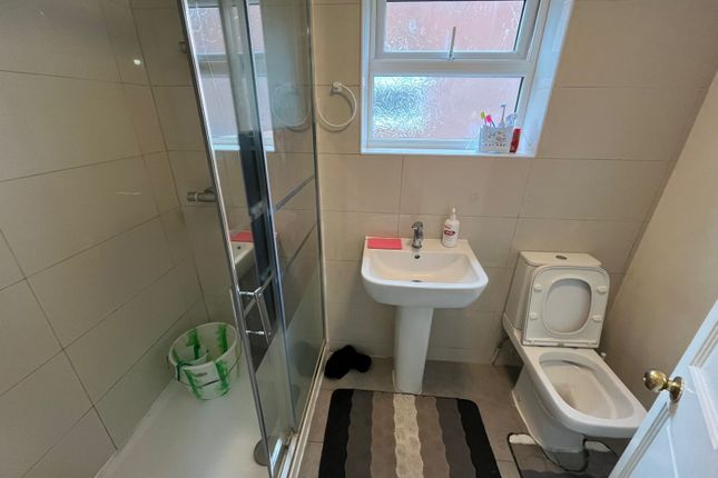 20, Pinewood Avenue, Leicester photo 3