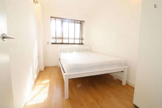 Thumbnail Room to rent in West Parkside, London