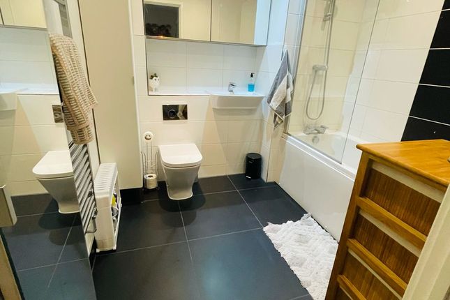 Flat 61, Windsor Court, 3 Pennyroyal Drive, WEST DRAYTON photo 3