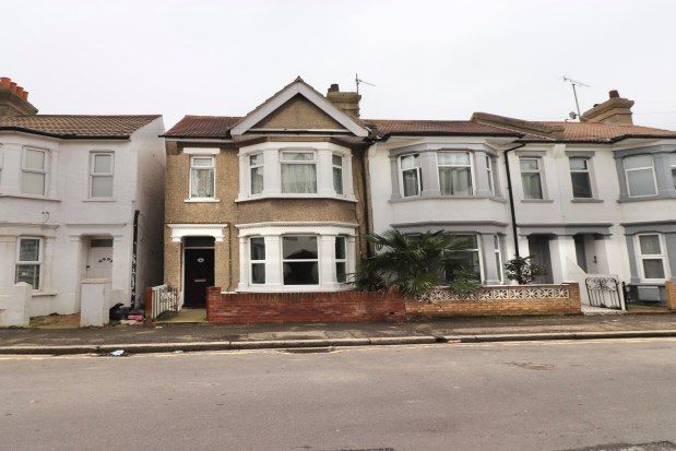 Flat to rent in Beresford Road, Southend-On-Sea
