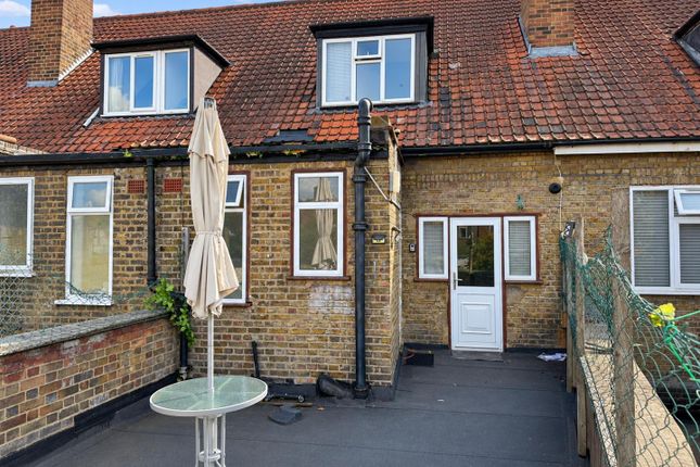 279A, Wood Lane, Dagenham photo 2