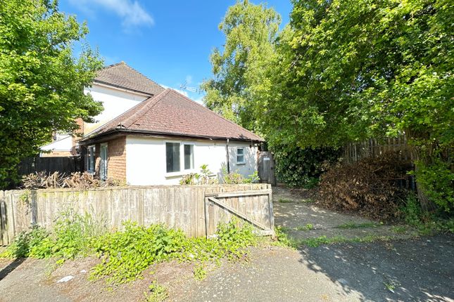 Semi-detached bungalow to rent in Northfields, Dunstable, Bedfordshire