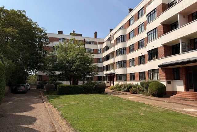 44, Crescent Court, Surrey photo 2